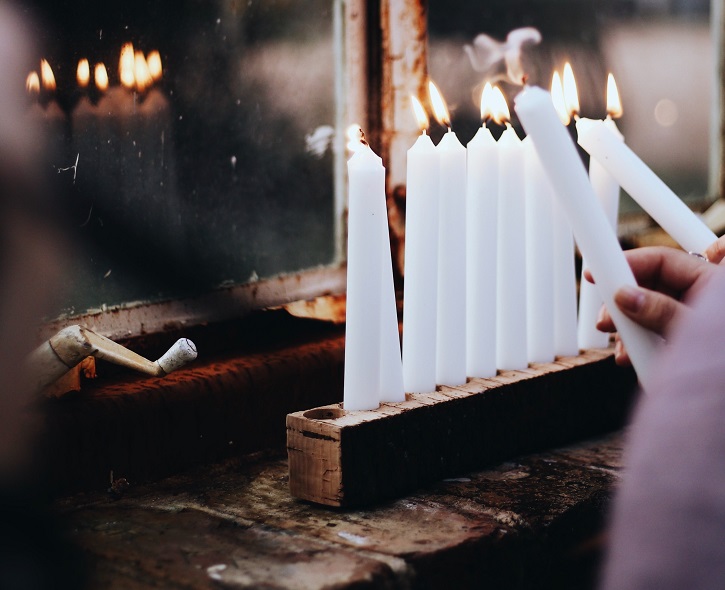 White smokeless candles