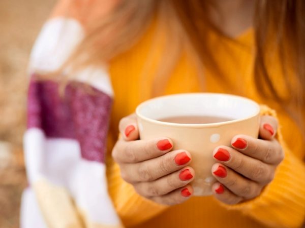 women mug for tea